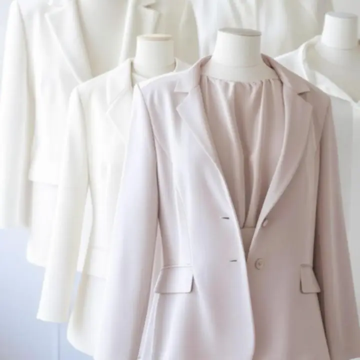 Wyeksponowana kolekcja sezonowa ModaStreetShop na minimalistycznym tle